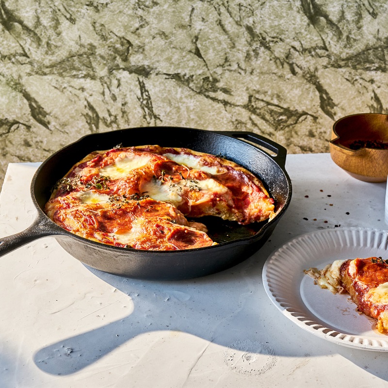 Cast iron pizza skillet